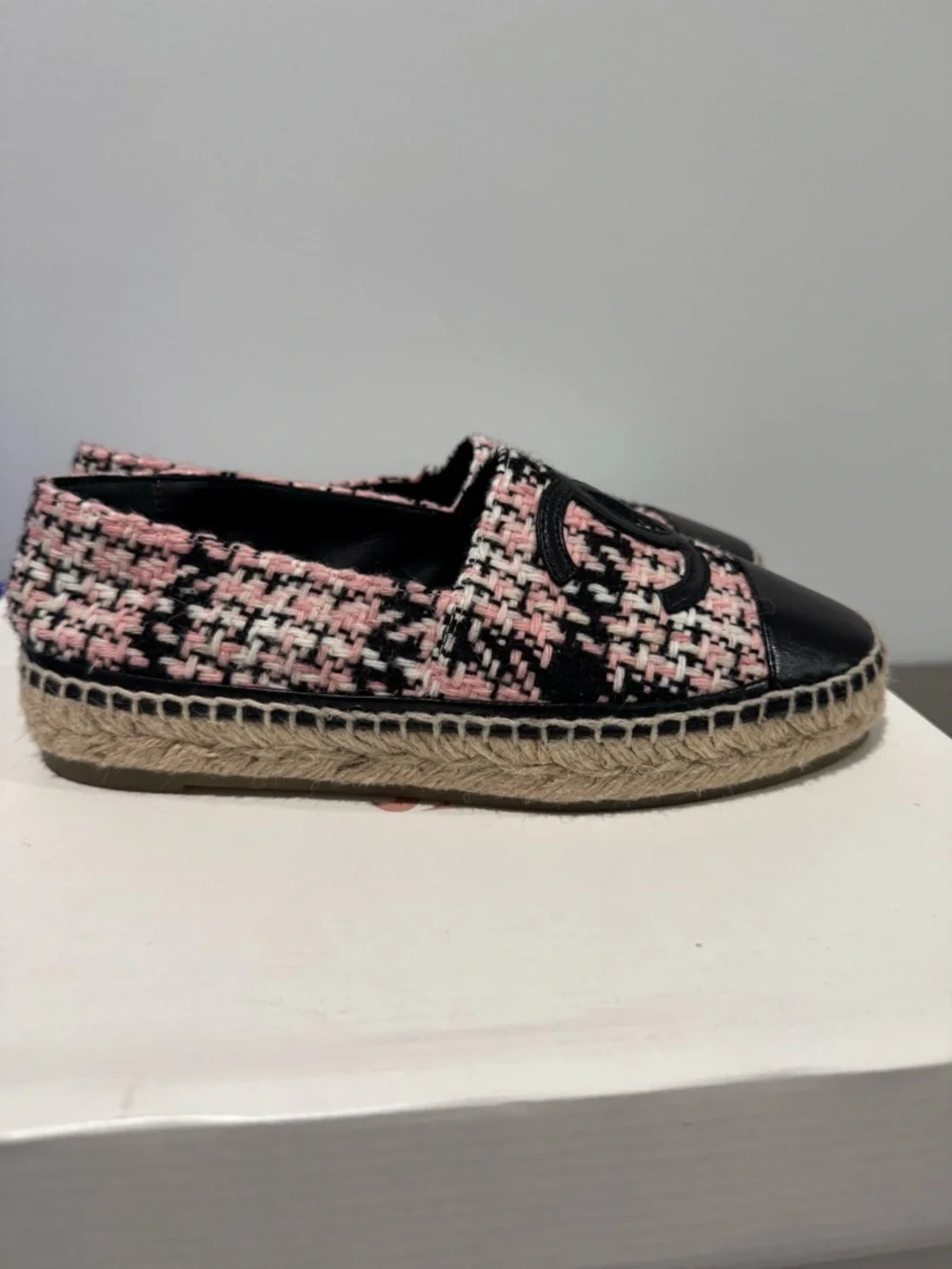 $780 Chanel
Chanel Black/Pink Tweed And Leather CC Cap
Toe Flats size 35 - Picture 6 of 11